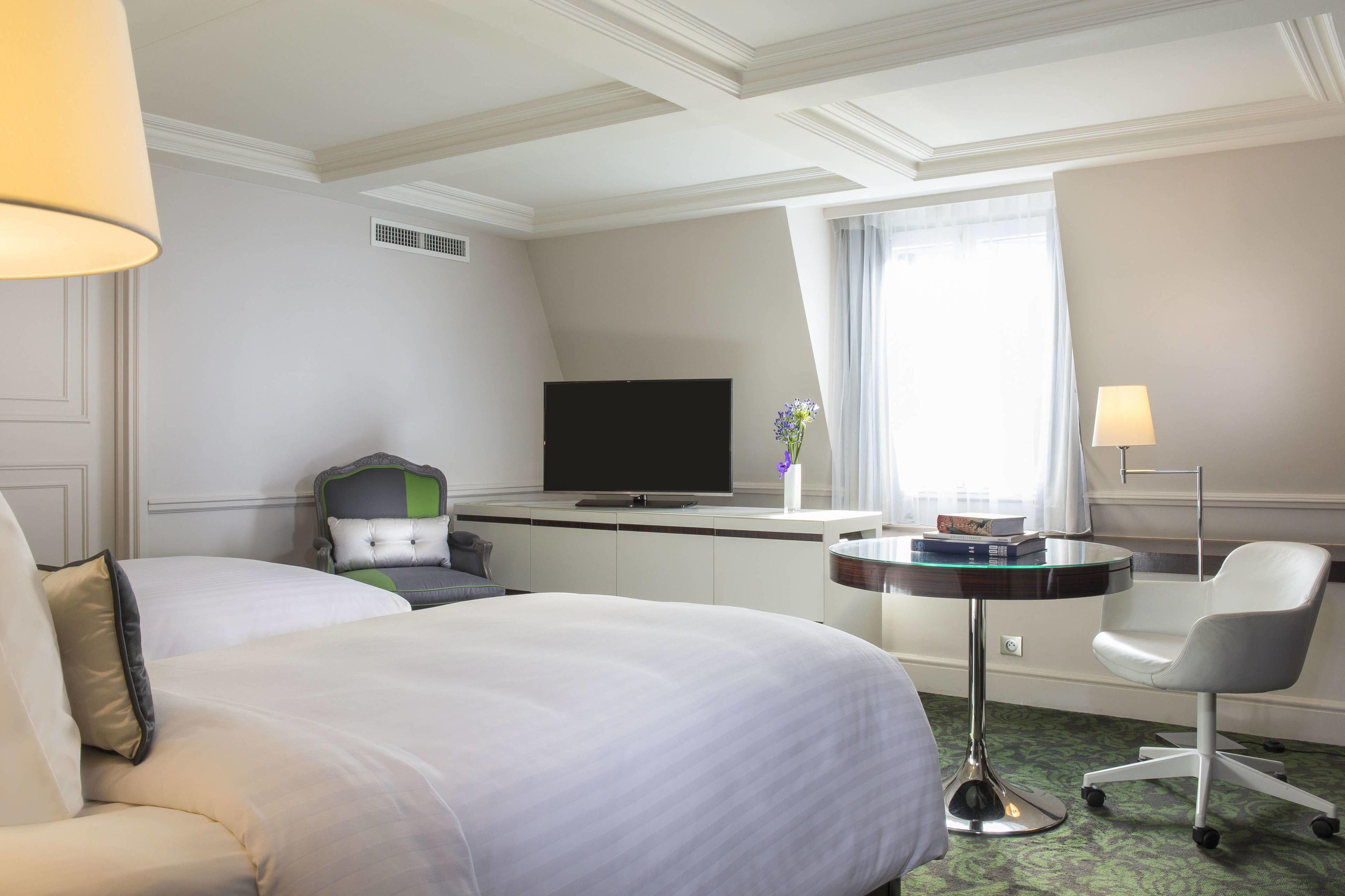 Renaissance Nobel Tour Eiffel