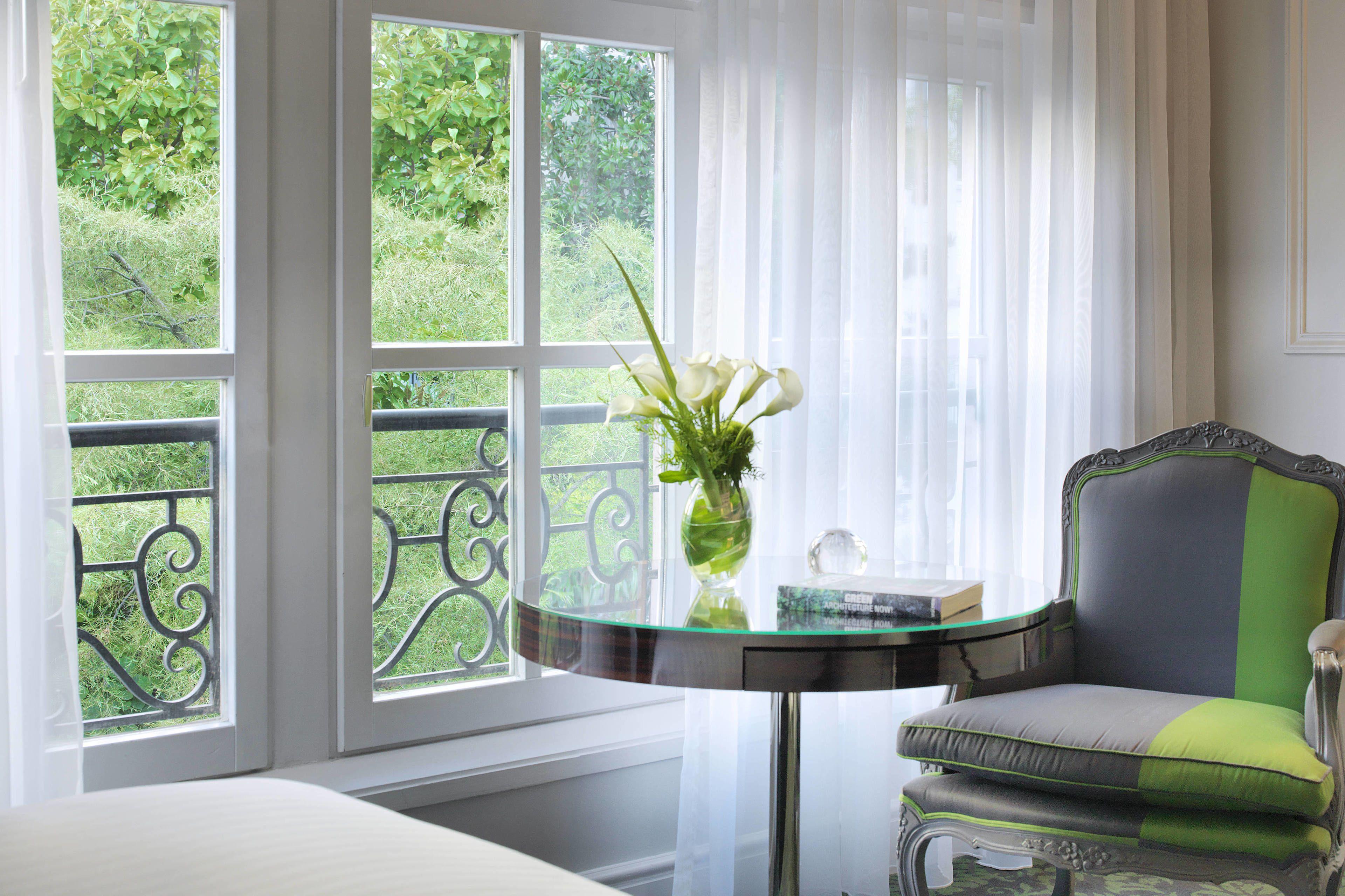 Renaissance Nobel Tour Eiffel