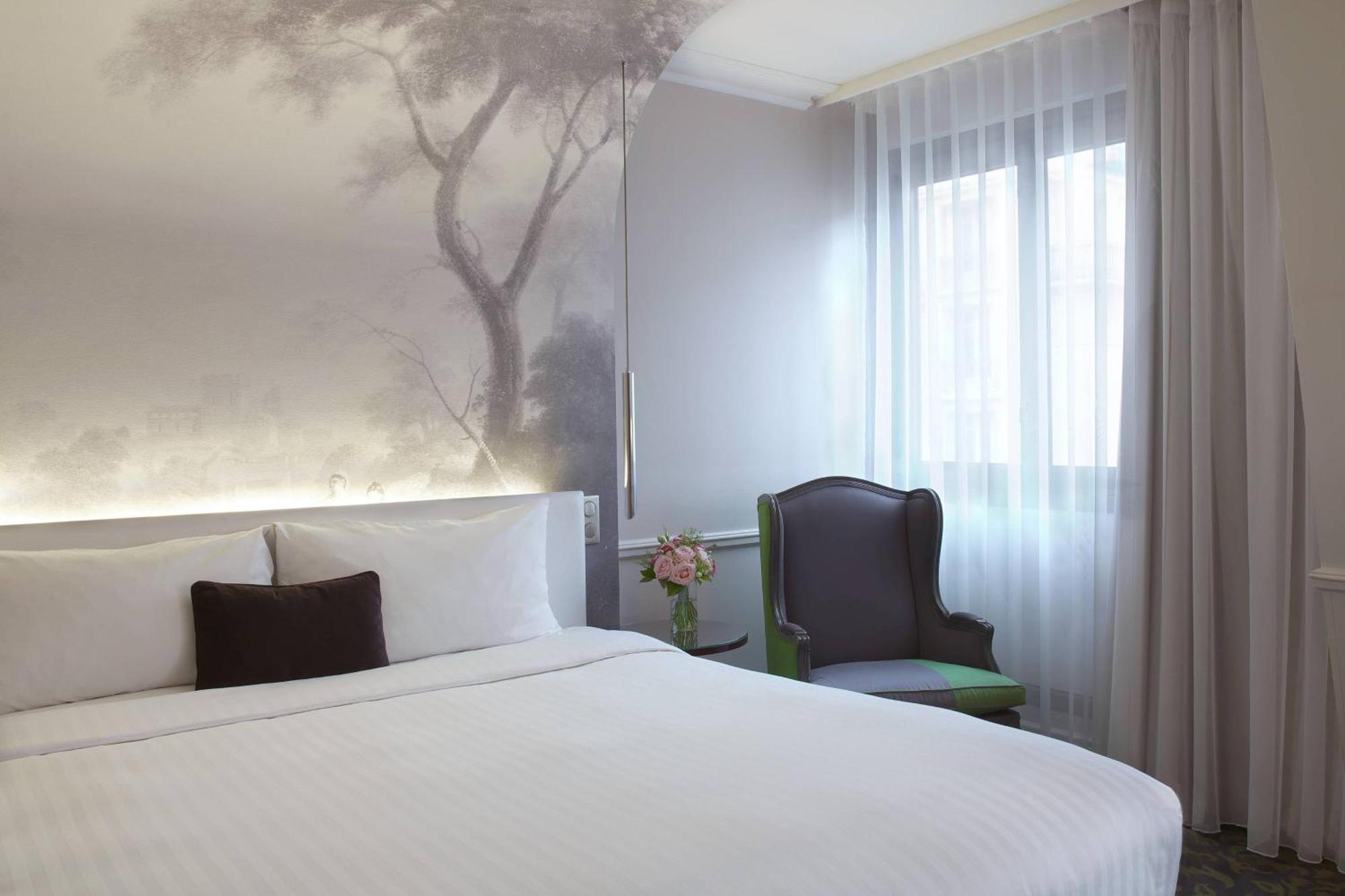 Renaissance Nobel Tour Eiffel