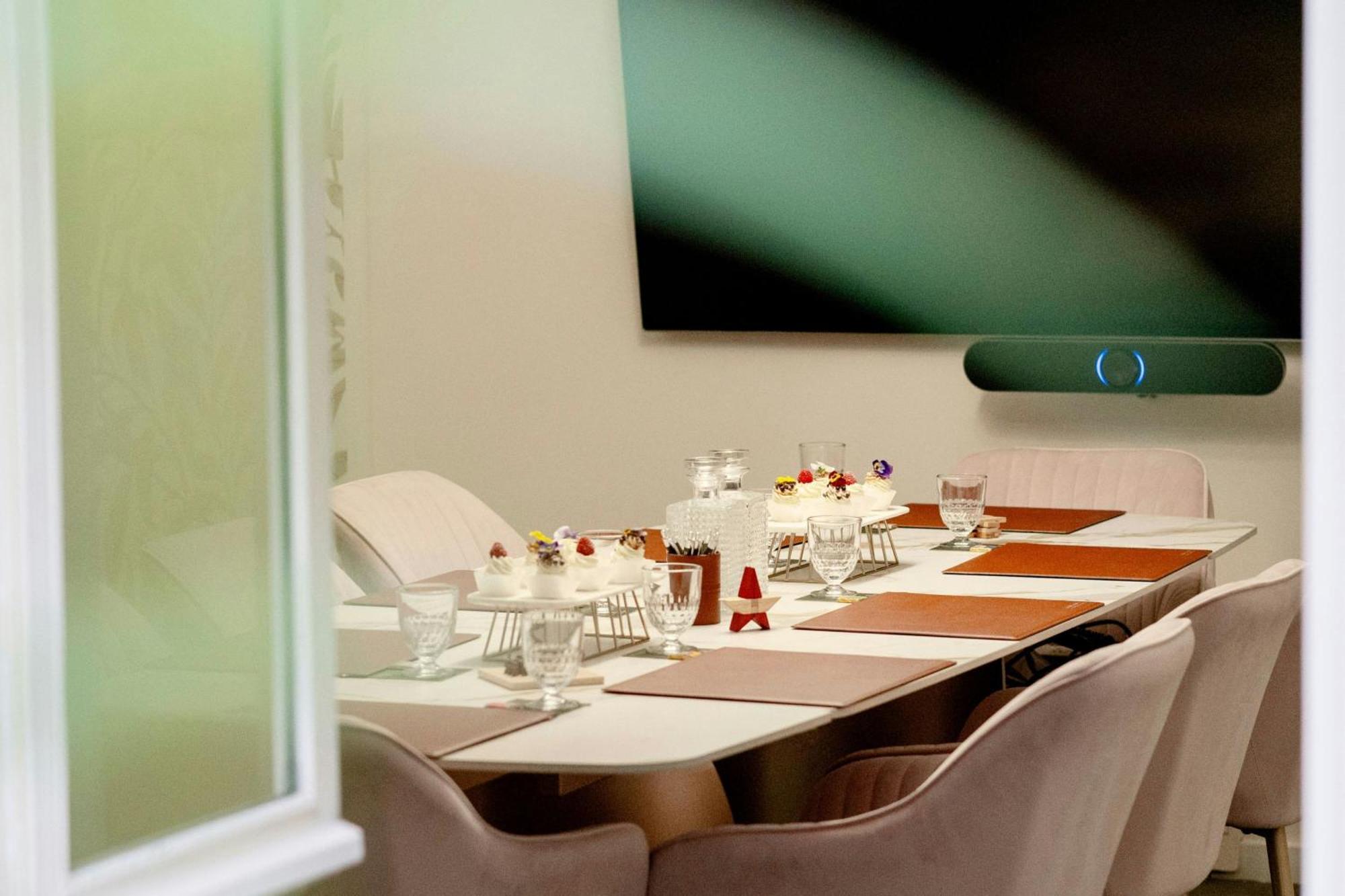 Renaissance Nobel Tour Eiffel