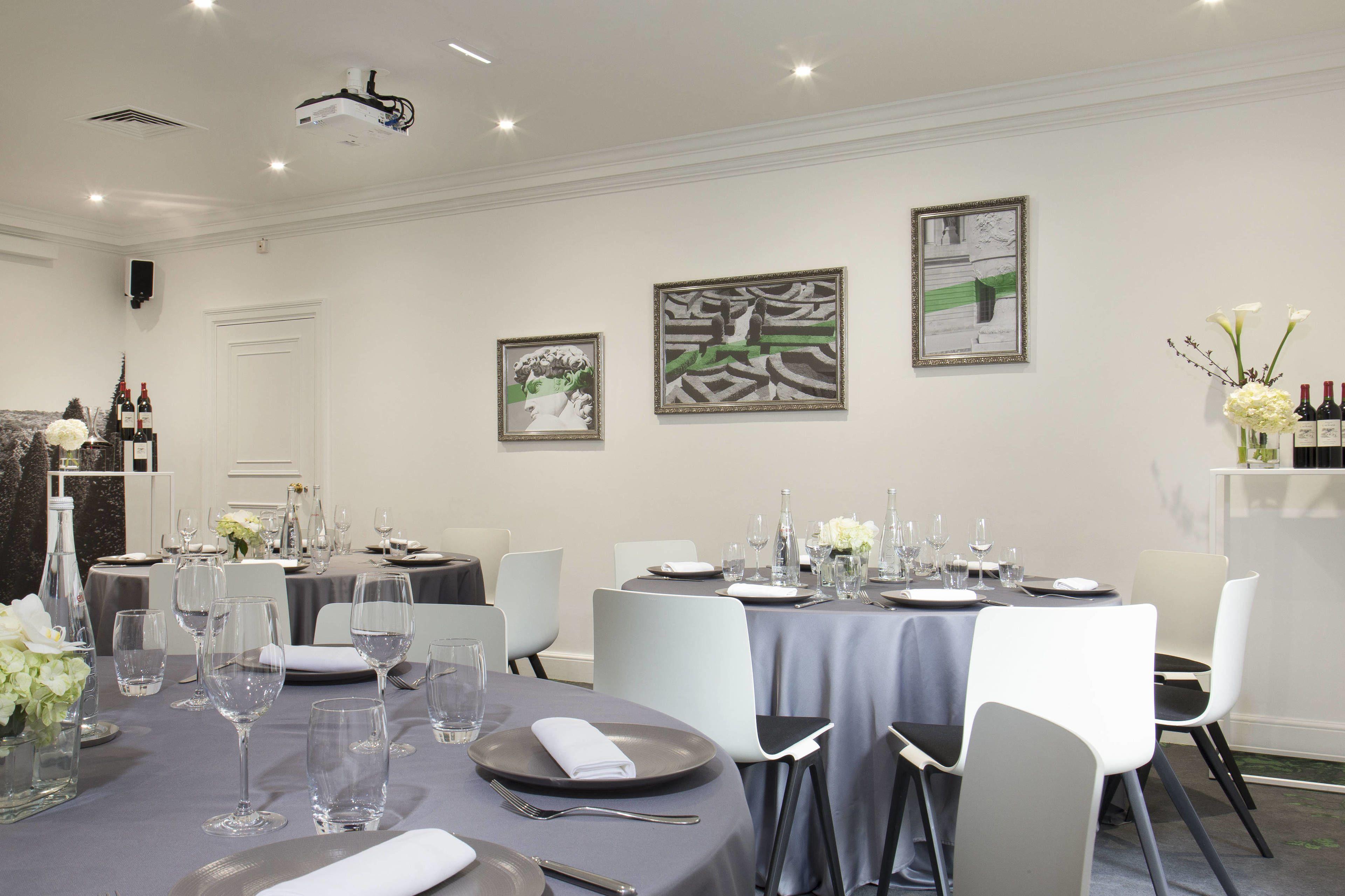 Renaissance Nobel Tour Eiffel